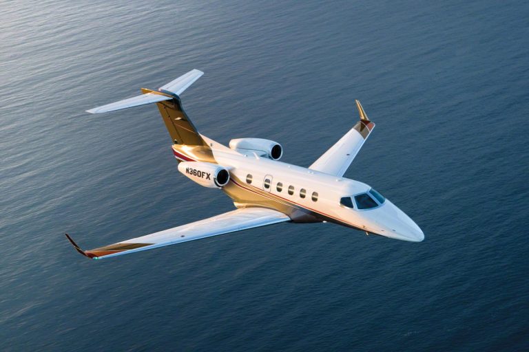 light jet Embraer Phenom 300