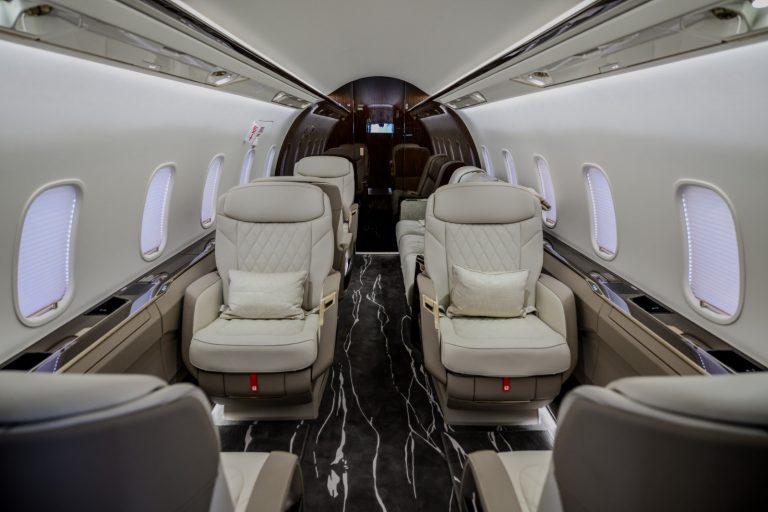 Cabina de un challenger 3500 en Menorca