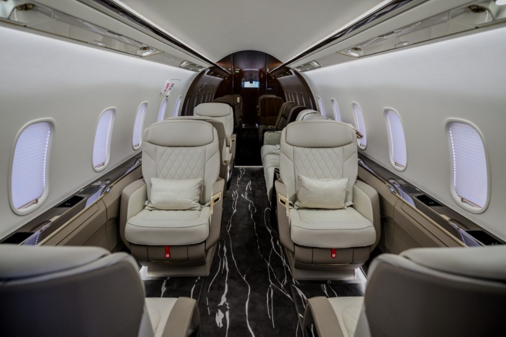 Cabina de un challenger 3500 en Menorca